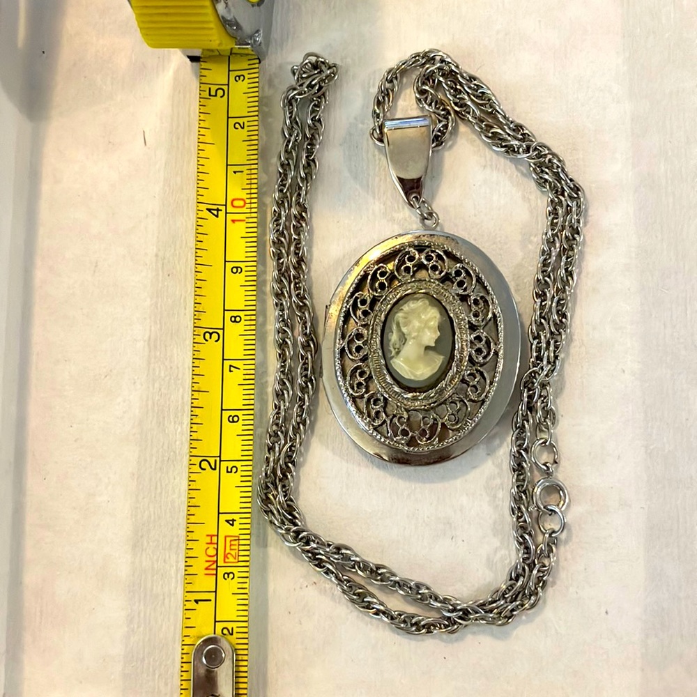 Ladies, beautiful Vintage large, cameo pendant on chain, jewelry